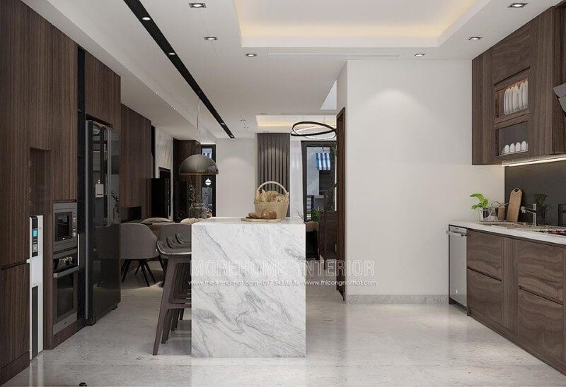 Phòng bếp có một thiết kế độc đáo với những tủ bếp được làm từ gỗ sậm màu, kết hợp với bàn đảo ốp đá sang trọng.